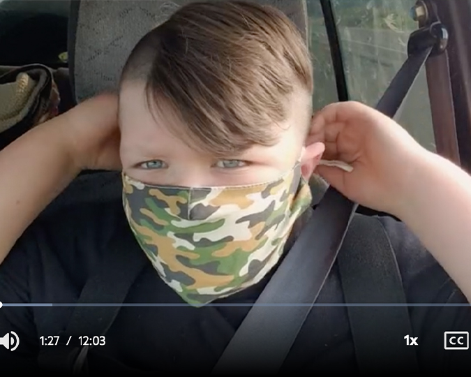 Captura de pantalla de PBS Learning Media: Being 10 in 2020 que muestra a un niño poniéndose la máscara.