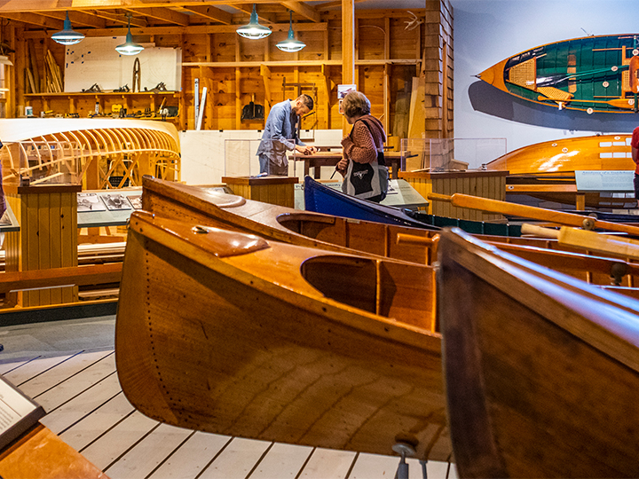 Una vista de los mecenas disfrutando de la exposición Boats & Boating.