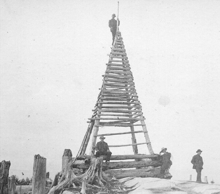 Verplanck Colvin et l'équipe d'arpentage à côté du Stan-Helio sur le mont Blue, vers 1880. (P067434)