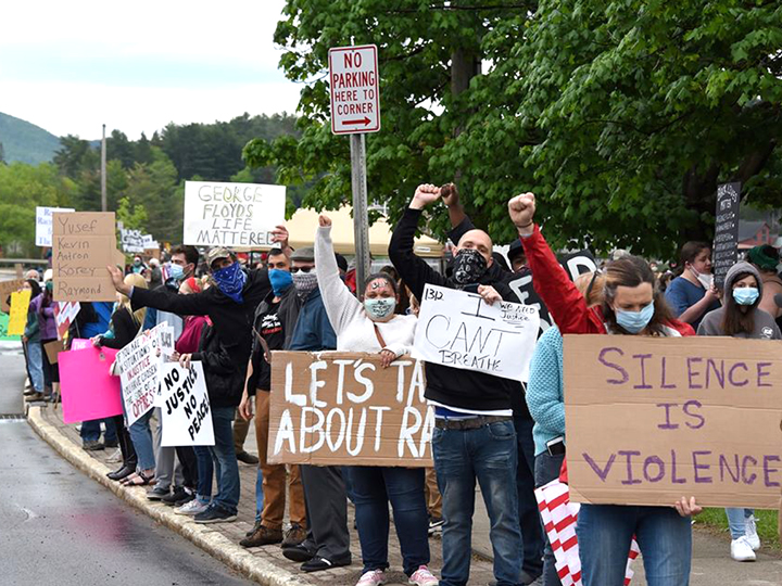 Un grupo de protesta contra la injusticia racial en un evento en Saranac Lake, NY