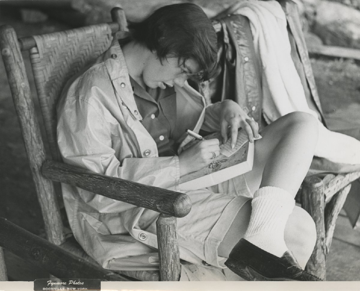 Escribiendo una carta en el campamento de niñas Echo entre 1950-1970 (P077301)
