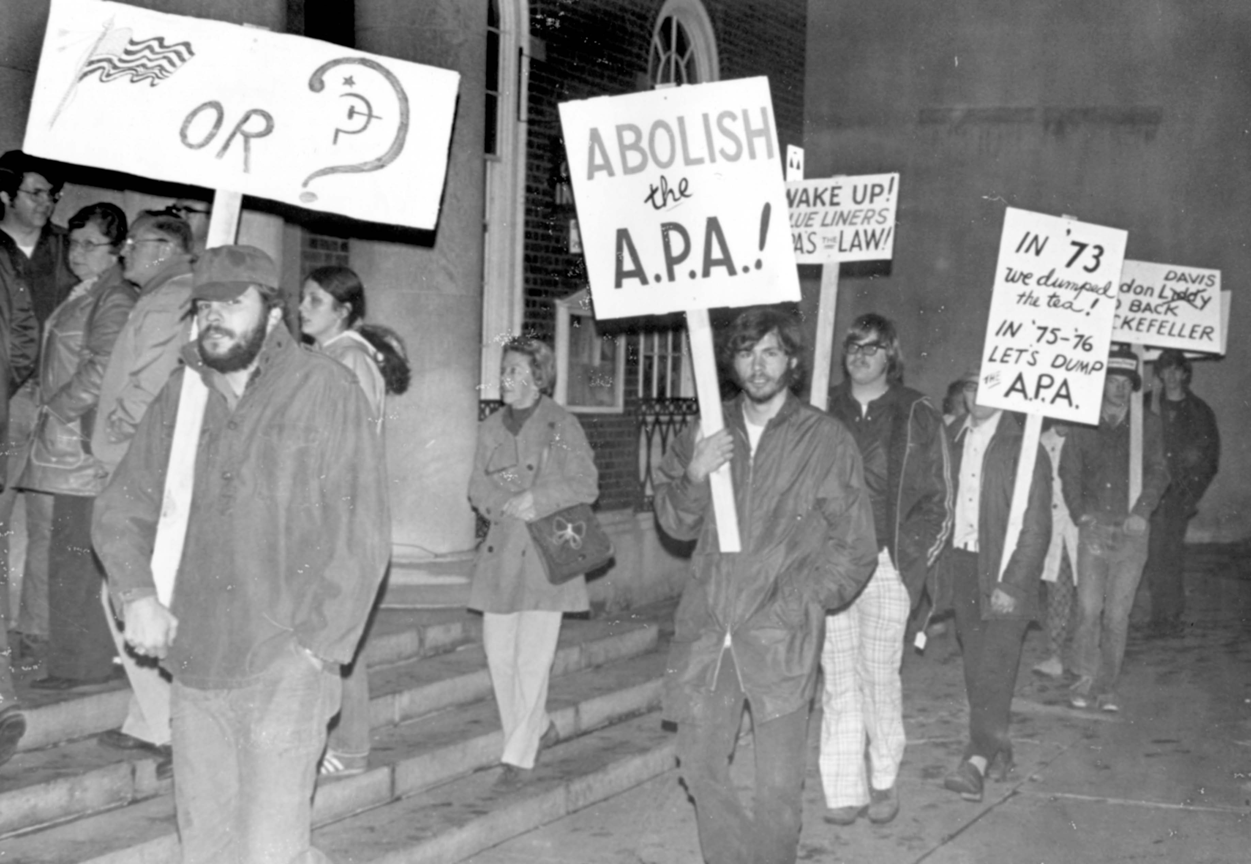 Foto en blanco y negro de manifestantes de la APA.